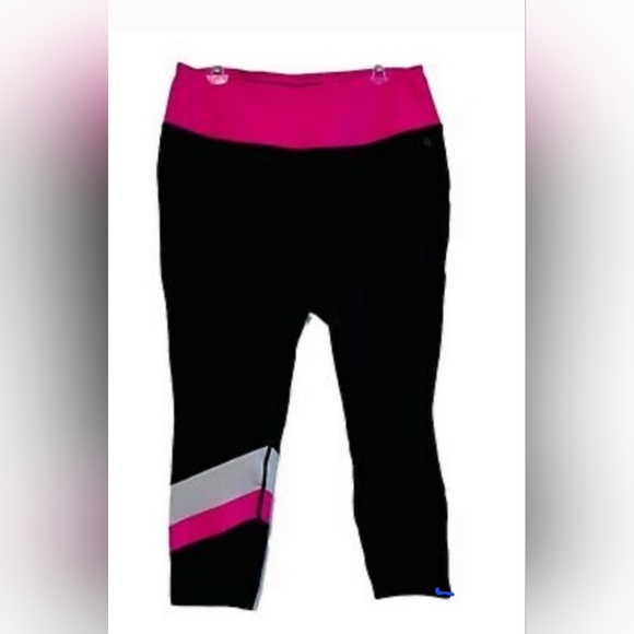 Torrid Black Colorblock Cropped Active Legging - Picture 3 of 9